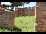 07161 ostia - regio i - insula xii - sede di una corporazione (i,xii,8) - 3. laden re der treppe - gesehen von den raeumen der suedseite - bli ri norden - ri der terme del foro (i,x,ii,6) - 06-2024.jpg